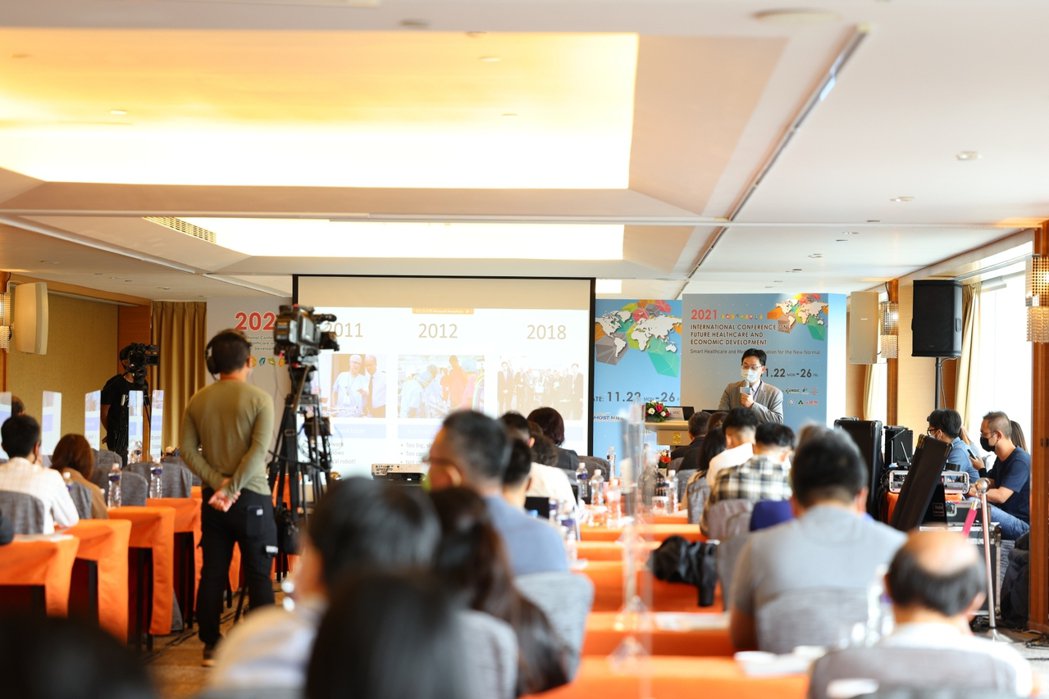 2021未來照護與經濟發展國際論壇此次更以Smart Healthcare and Medical Innovation for the New Normal：新常態下的智慧醫療與醫療創新為主題，分別從技術、法規、社會和經濟各種面向做探討。 