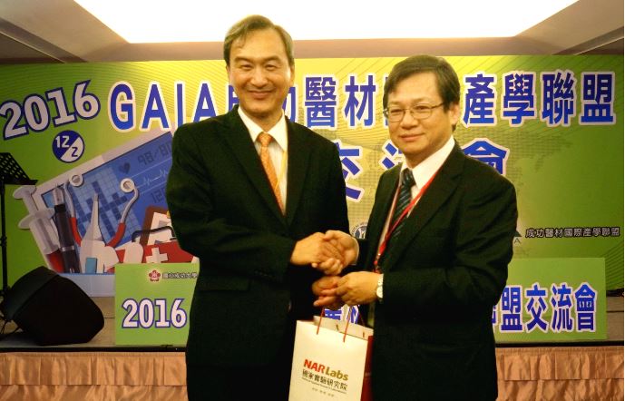 (圖一) 國研院王永和院長(右)見證簽約儀式並代表致詞。左為成大前瞻醫材中心蘇芳慶主任。