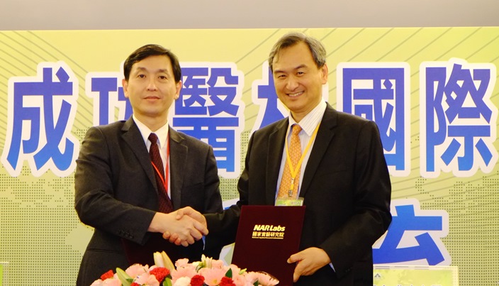 (圖二)國研院晶片中心呂良鴻主任(左)與成大前瞻醫材中心蘇芳慶主任(右)於2016年12月2日共同簽署合作協議書。