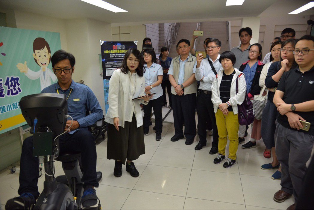 成大前瞻醫材中心現場展示智慧老人運動系統。 圖/生醫方案推動中心提供 成大前瞻醫材中心現場展示智慧老人運動系統。 圖/生醫方案推動中心提供