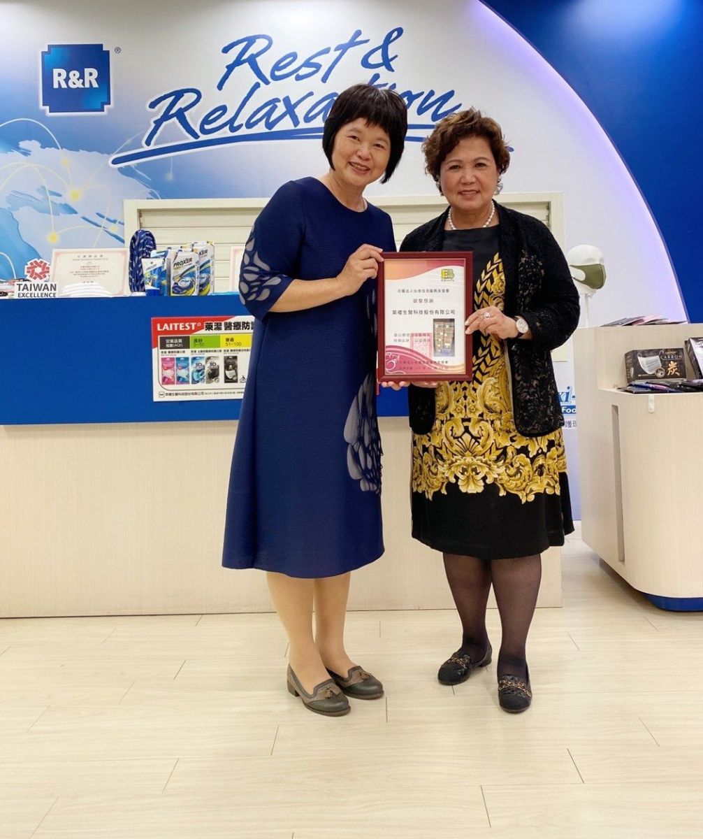泡泡龍病友協會古寶英理事長(左)代表病友致贈感謝函予萊禮生醫董事長王綉子(右)。... 泡泡龍病友協會古寶英理事長(左)代表病友致贈感謝函予萊禮生醫董事長王綉子(右)。...