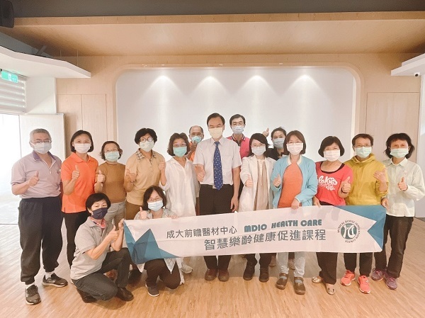 智慧樂齡健康促進課程搭配「AI愛穩動」、「智慧健康照護平台」兩項智慧運動系統,提升學員身體健康