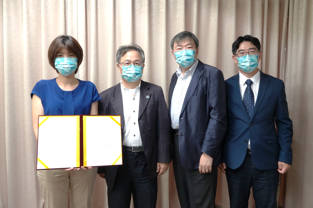 成大國際長王筱雯(左起)、工學院長詹錢登、前瞻醫療器材科技中心主任張志涵以及醫工系主任邱文泰一同合影。